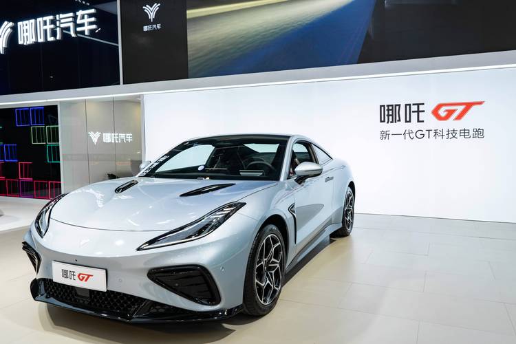 广州144哪吒汽车在智能汽车领域的表现，领途汽车在新能源汽车市场中的影响力